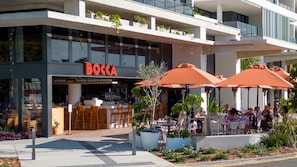 Un restaurant appelé « BOCCA », doté d’une terrasse et agrémenté de plantes en pot.