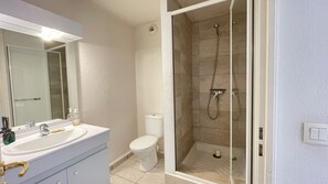 Shower, hair dryer, towels