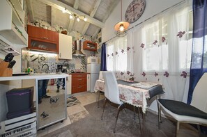 Kjøleskap, mikrobølgeovn, kokeplater og kaffetrakter/tekoker