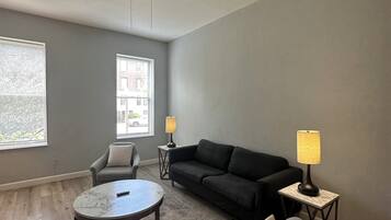 Basic Apartment, 1 Queen Bed, Non Smoking, Refrigerator | Living area