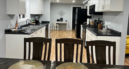 The Creek House Spacious 4-bedroom house in brilliant Vancouver with WiFi