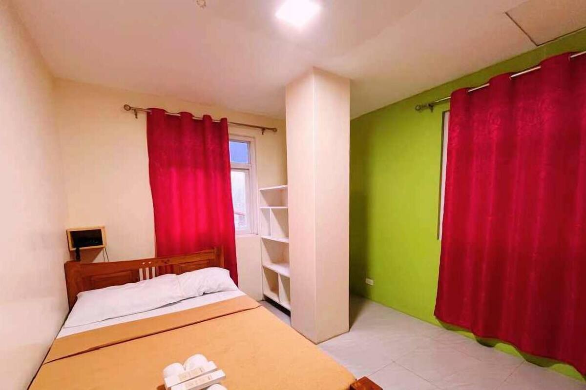 Quarto solteiro econômico | Individualmente mobiliados, Wi-Fi de cortesia, roupa de cama