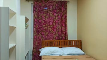 Muebles diferentes, wifi gratis y ropa de cama