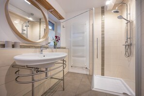 Shower, hair dryer - Apartment 'Ferienwohnung Hafen' with Private Garden and Wi-Fi (Neufeld)