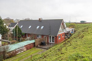 Exterior - Apartment 'Ferienwohnung Deich' with Private Garden and Wi-Fi (Neufeld)