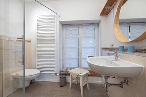 Shower, hair dryer - Apartment 'Ferienwohnung Deich' with Private Garden and Wi-Fi (Neufeld)