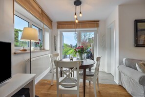 Dining - Apartment 'Ferienwohnung Deich' with Private Garden and Wi-Fi (Neufeld)