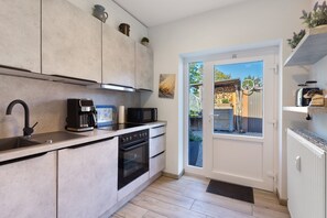 Kühlschrank, Mikrowelle, Ofen, Herdplatte