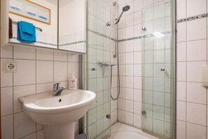 Dusche, Haartrockner, Handtücher