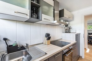 Réfrigérateur, un four, surface de cuisson, lave-vaisselle