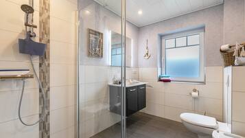 Chuveiro, secador de cabelo, toalhas de banho