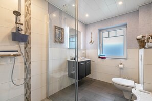 Dusche, Haartrockner, Handtücher