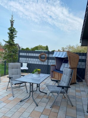 Terrace/patio - Apartment 'Doppelhaushälfte Ida' with Private Terrace, Shared Garden and Wi-Fi (Meldorf)