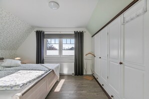 3 bedrooms, iron/ironing board, free WiFi, bed sheets