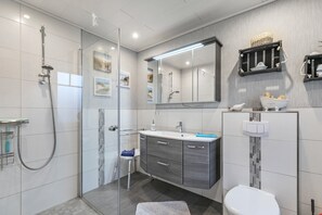 Suihku, hiustenkuivaaja, pyyhkeet