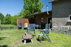 Outdoor dining - Holiday Apartment 'Julenhof' with Private Terrace, Private Garden and Wi-Fi (Loitz)