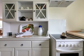 Fridge, microwave, oven, stovetop - Apartment 'Ferienwohnung Postel' with Shared Garden and Wi-Fi (Meldorf)