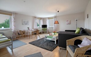 TV, stereo - Apartment 'Ferienwohnung Postel' with Shared Garden and Wi-Fi (Meldorf)