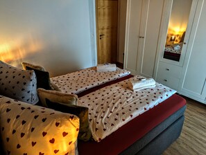 2 عدّ�ة غرف نوم ومكواة/لوح كي وواي فاي مجانًا وملاءات أسرّة