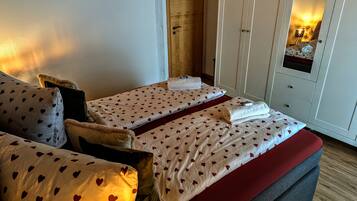 2 Schlafzimmer, BĂŒgeleisen/BĂŒgelbrett, kostenloses WLAN, BettwĂ€sche