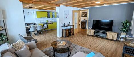 テレビ、暖炉、テレビゲーム