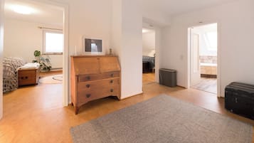 4 bedrooms, iron/ironing board, free WiFi, bed sheets