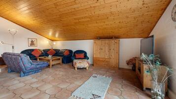 Een televisie en een open haard