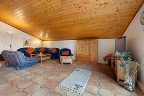 Een televisie en een open haard