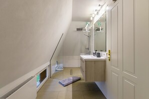 Shower, hair dryer, towels - Holiday Home 'Friesenhaus Matzen' with Private Terrace, Private Garden and Wi-Fi (Rodenäs)