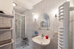 Dusche, kostenlose Toilettenartikel, Haartrockner, Handtücher