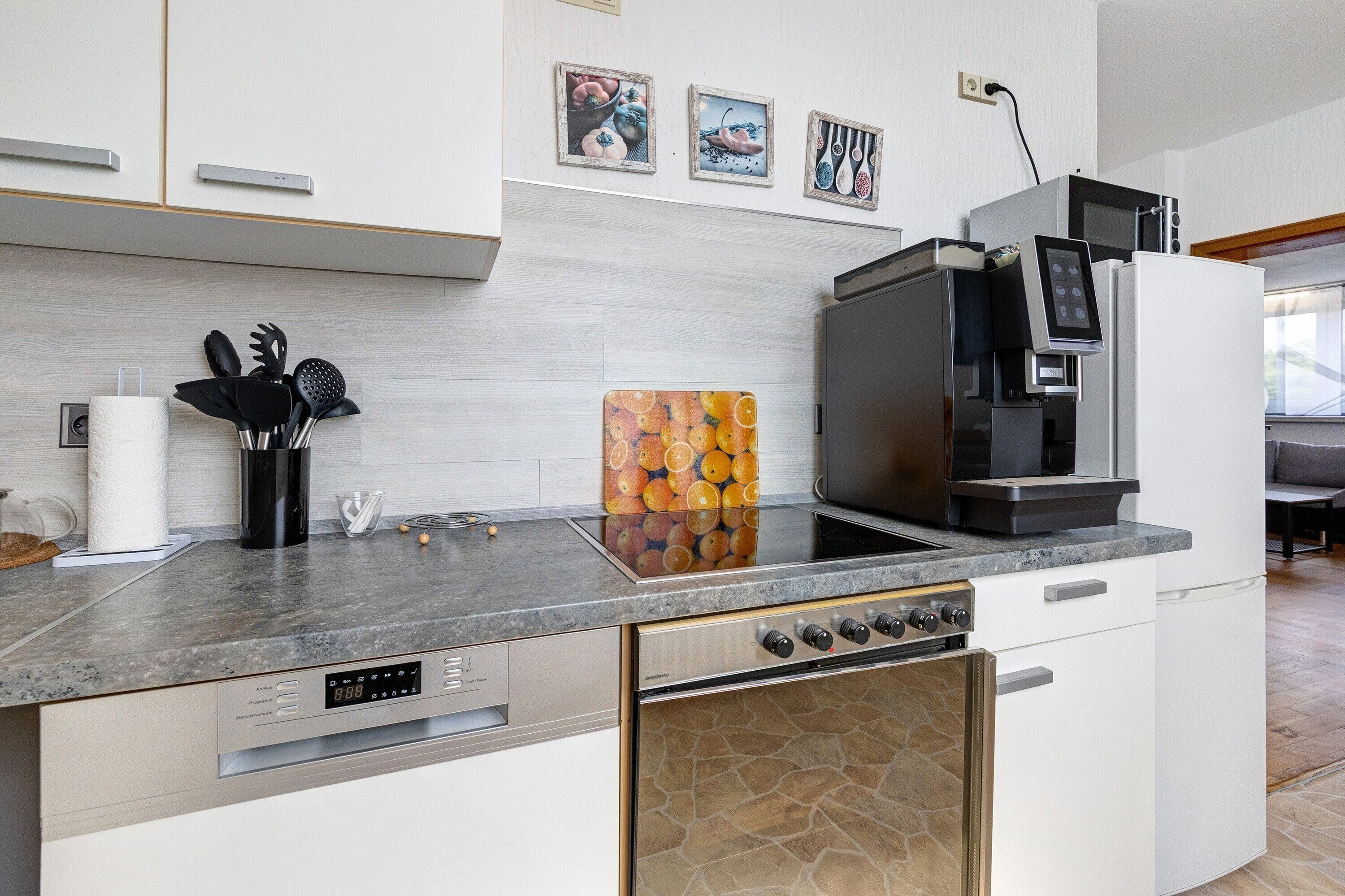 Een koelkast, een microgolfoven, een oven, een kookplaat
