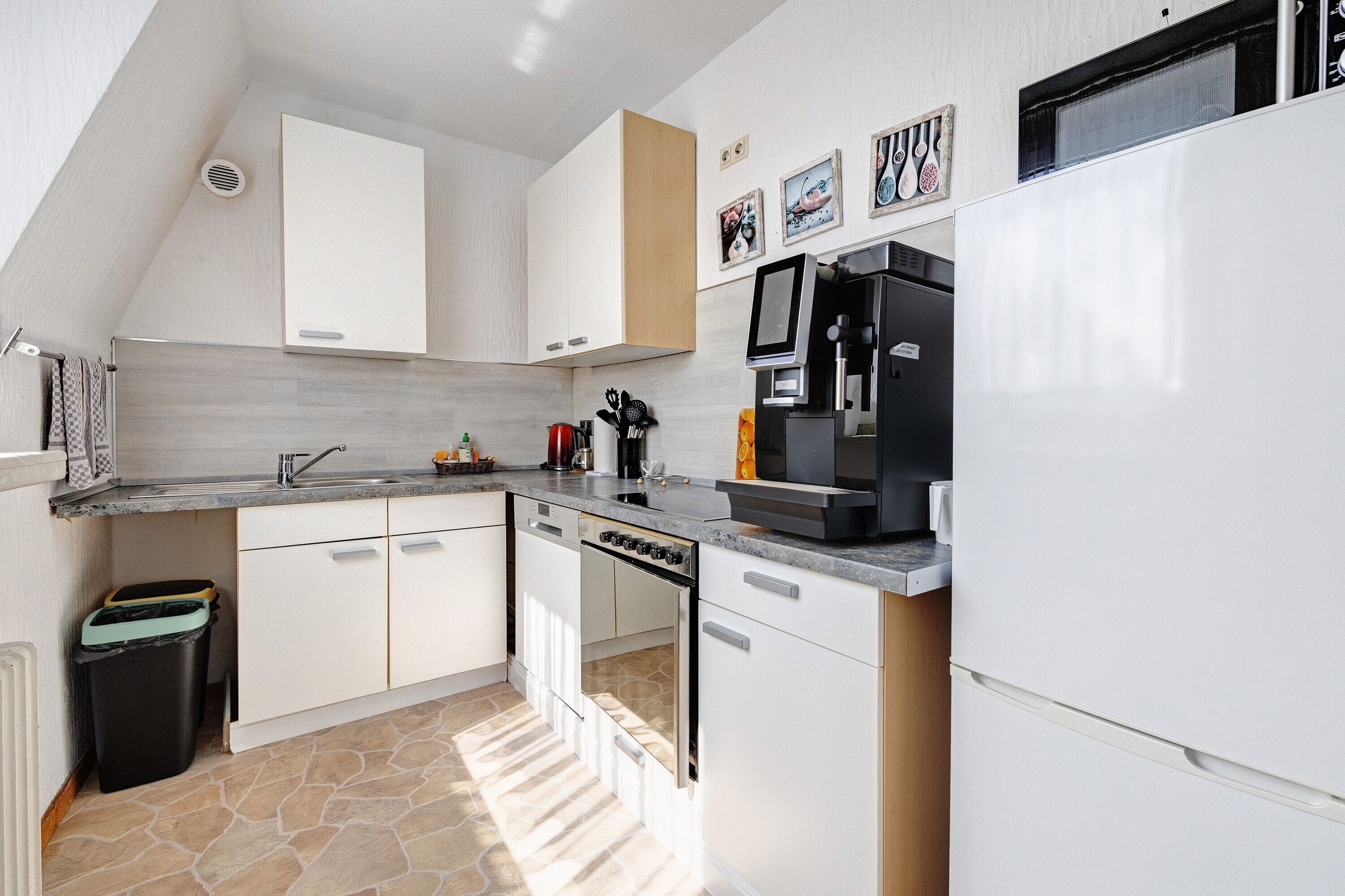 Réfrigérateur, four à micro-ondes, un four, surface de cuisson