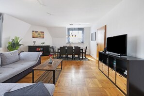 Televisión y chimenea