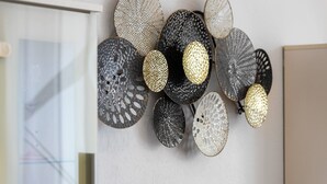 Una pieza decorativa montada en la pared con diversas formas circulares y ovaladas.