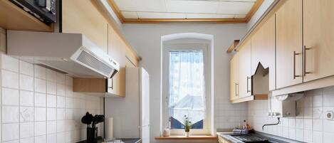 KĂŒhlschrank, Mikrowelle, Ofen, Herdplatte