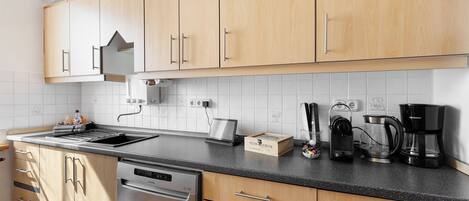 Réfrigérateur, micro-ondes, four, plaque de cuisson