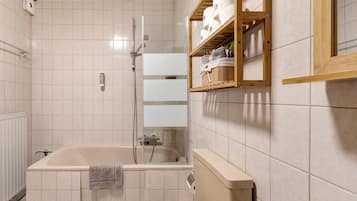 Chuveiro, secador de cabelo, toalhas de banho