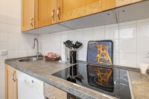 Geladeira, micro-ondas, fogão, cooktop