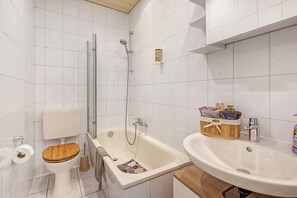 Shower, hair dryer, towels - Apartment 'Ferienwohnung Alstaden 2' with Wi-Fi (Oberhausen)