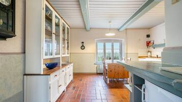 Coffee/tea maker, fridge, oven, stovetop