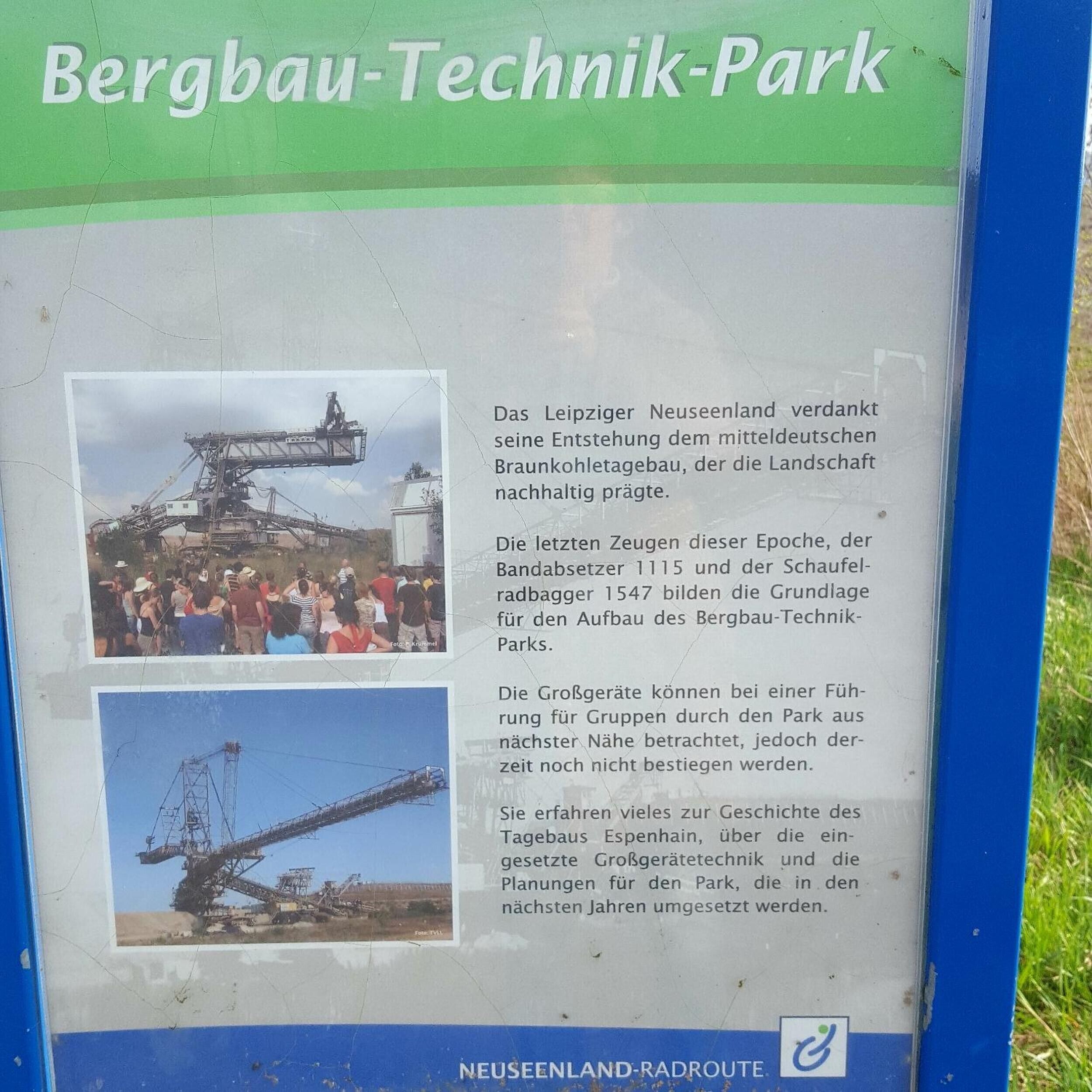 Un panneau d’information pour le parc Bergbau-Technik-Park, avec des photos d’époque illustrant du matériel minier et un texte retraçant l’histoire du parc.