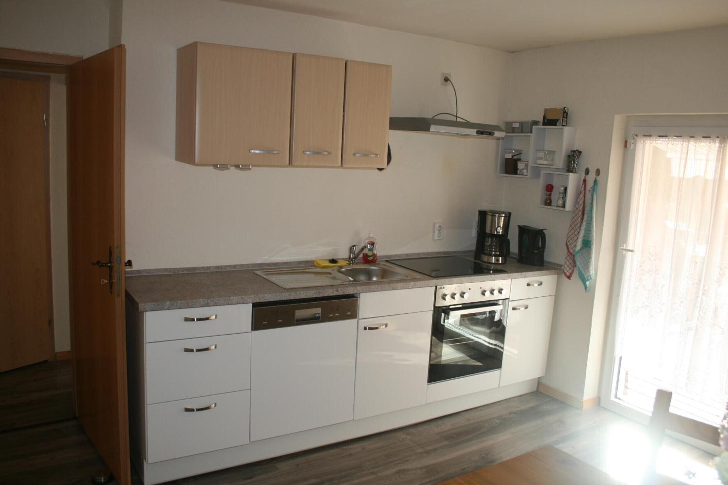 Kühlschrank, Ofen, Herdplatte, Kochgeschirr/Geschirr/Besteck