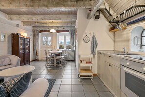 Kjøleskap, ovn, kokeplater og oppvaskmaskin