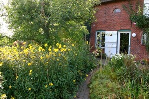 Property grounds - Apartment 'Ferienwohnung 3' with Shared Garden, Balcony and Wi-Fi (Rodenäs)