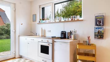 Fridge, oven, stovetop, coffee/tea maker