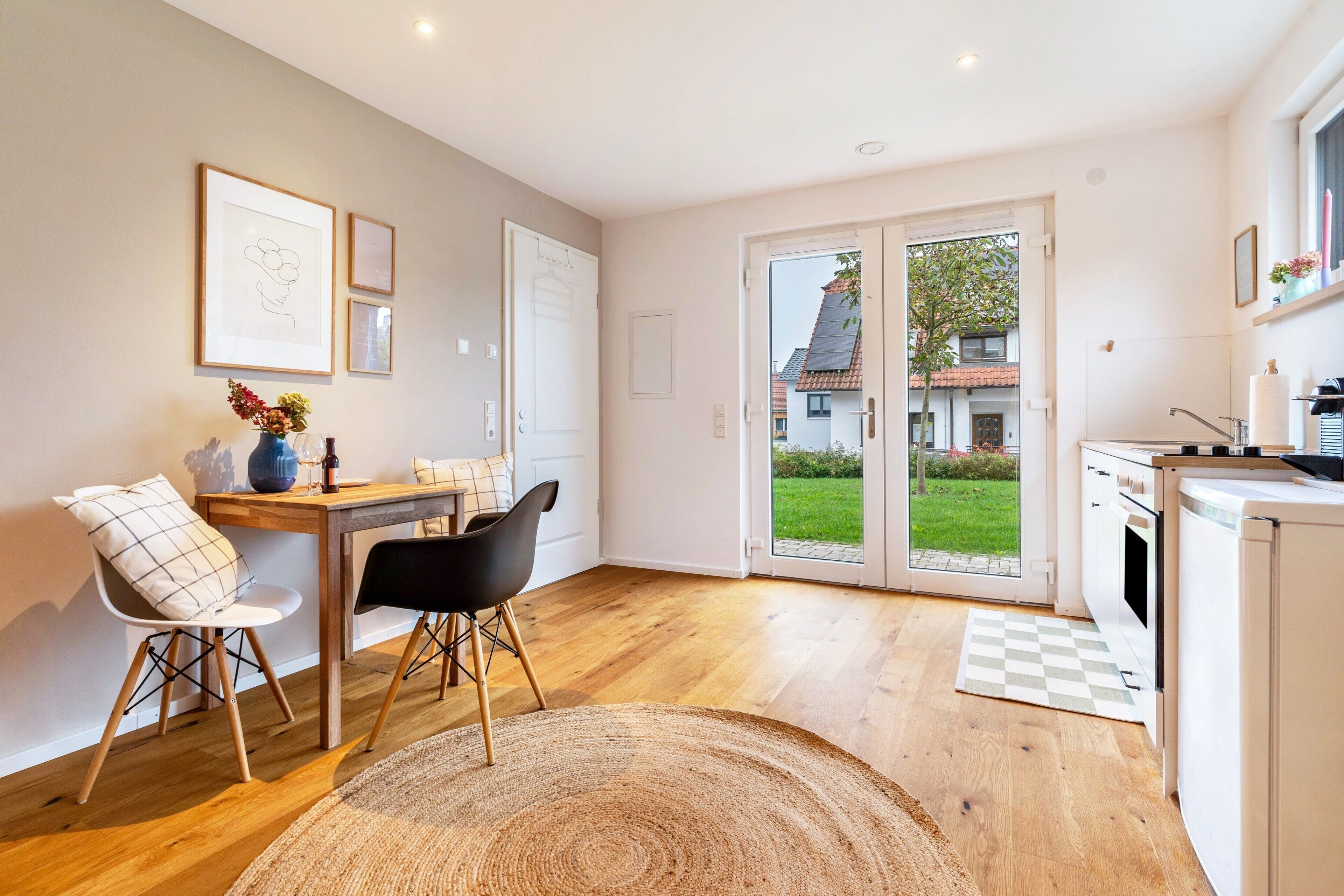 Een koelkast, een oven, een kookplaat, een koffiezetapparaat/waterkoker