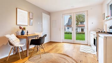 Een koelkast, een oven, een kookplaat, een koffiezetapparaat/waterkoker