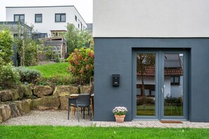 Outdoor dining - Apartment 'Fewo Kleines Glück' with Private Terrace and Wi-Fi (Friesenheim)