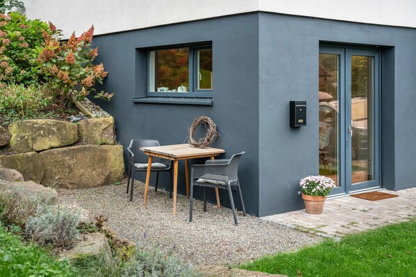 Outdoor dining - Apartment 'Fewo Kleines Glück' with Private Terrace and Wi-Fi (Friesenheim)