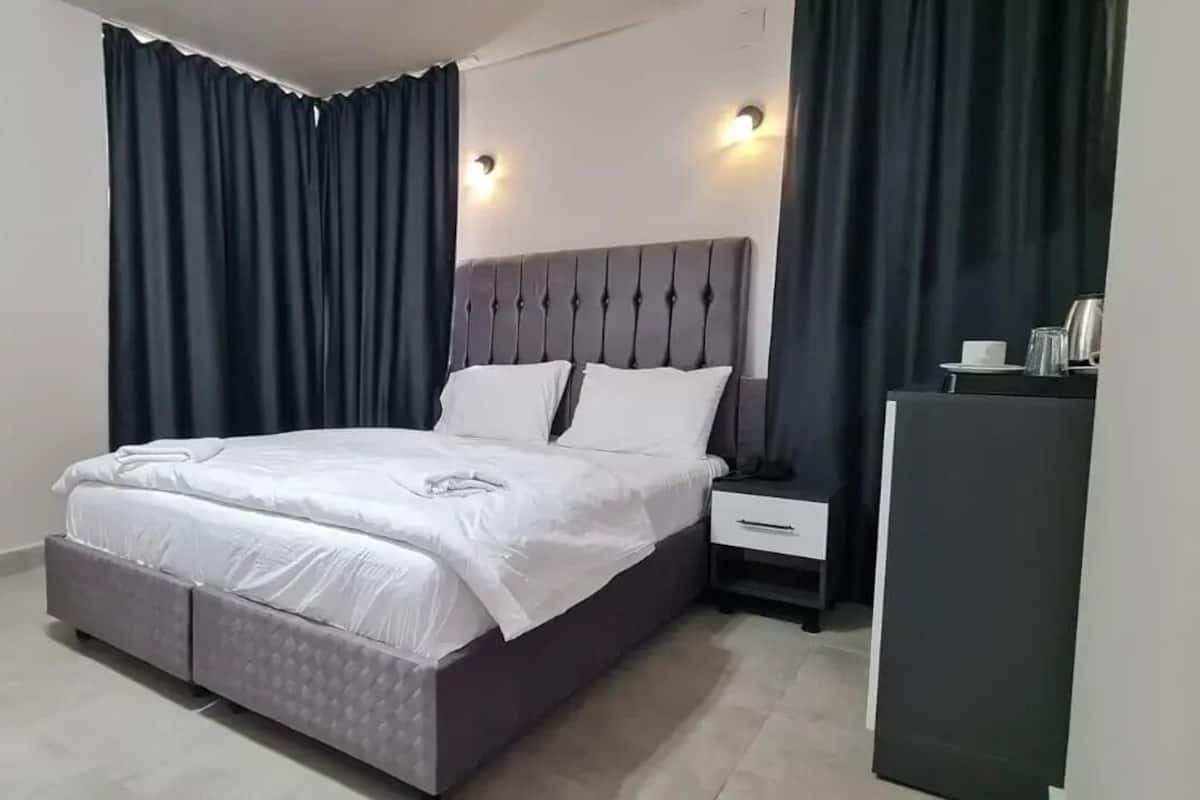 Meja kerja, ruang kerja ramah laptop, Wi-Fi gratis, dan seprai linen